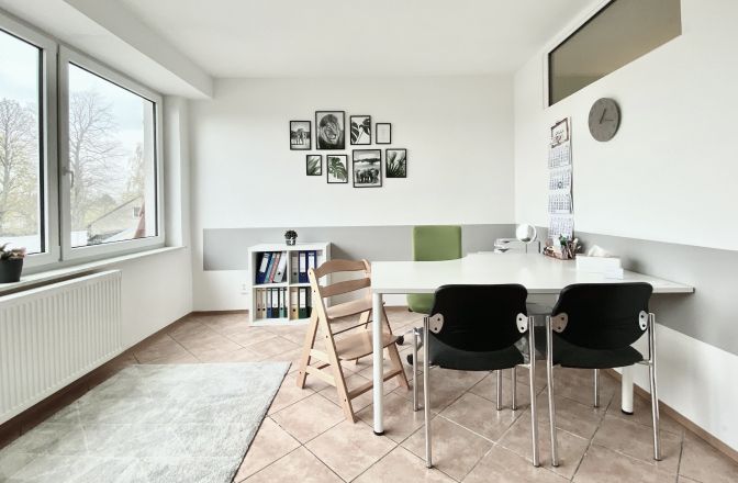 Bild der Praxis mit einem Tisch und Stühlen